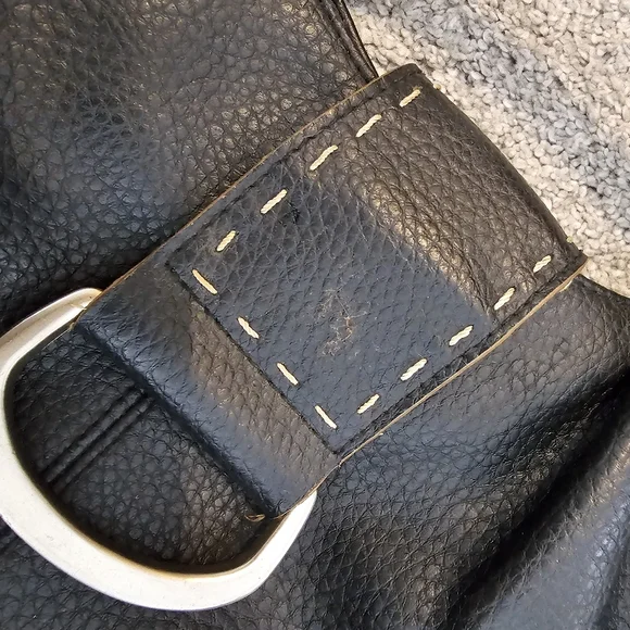 Elegant Black Leather Handbag - Picture 4 of 7